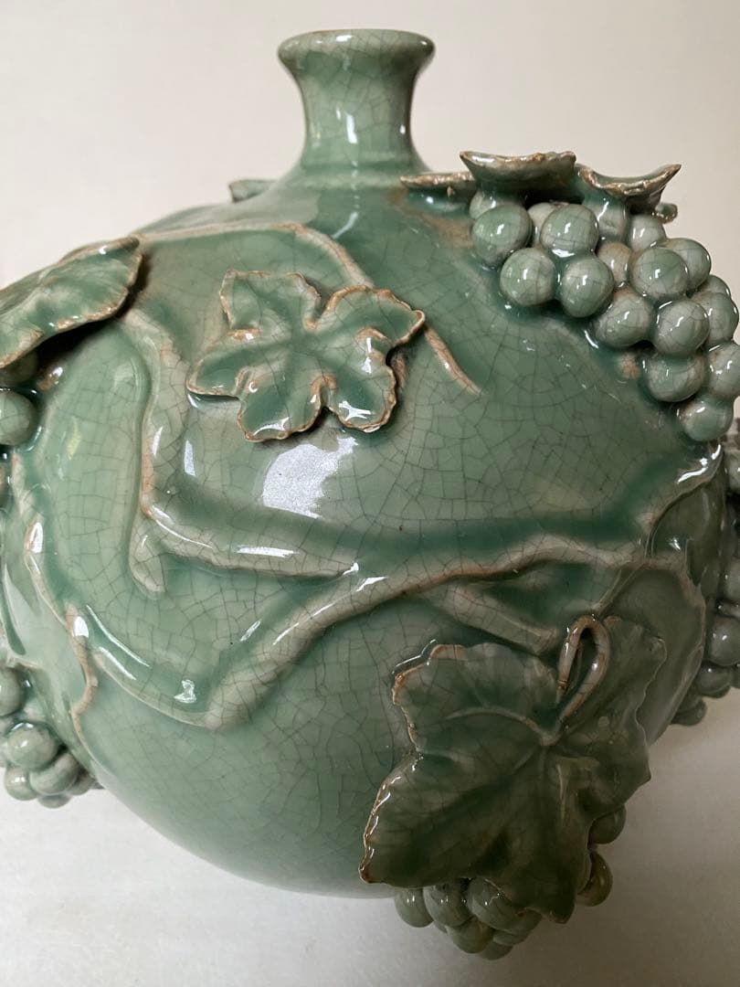 壺　緑色　陶磁器　葡萄　青磁　景徳鎮　貫入　花瓶　骨董　アンティーク