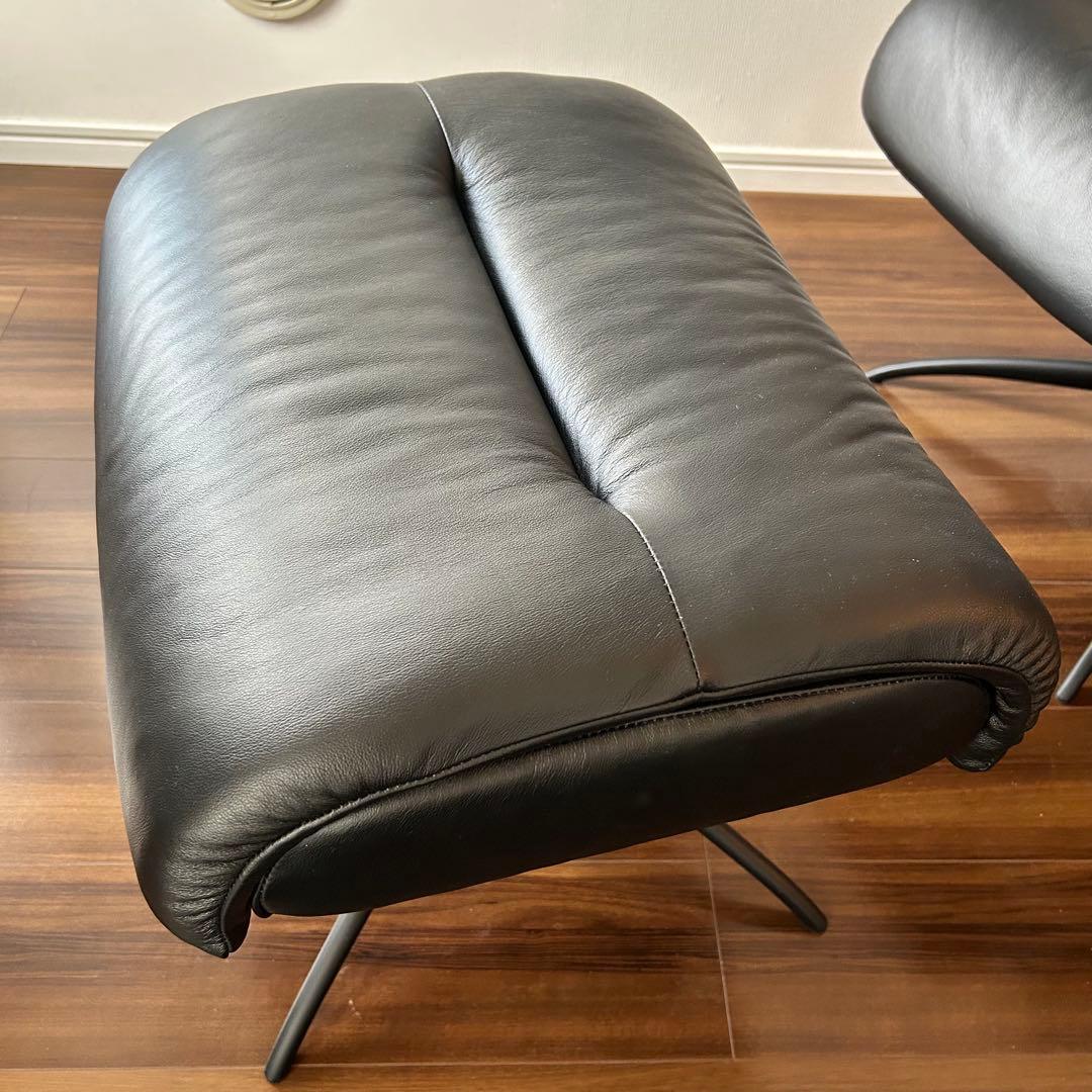 Stressless® 黒のレザーオットマン