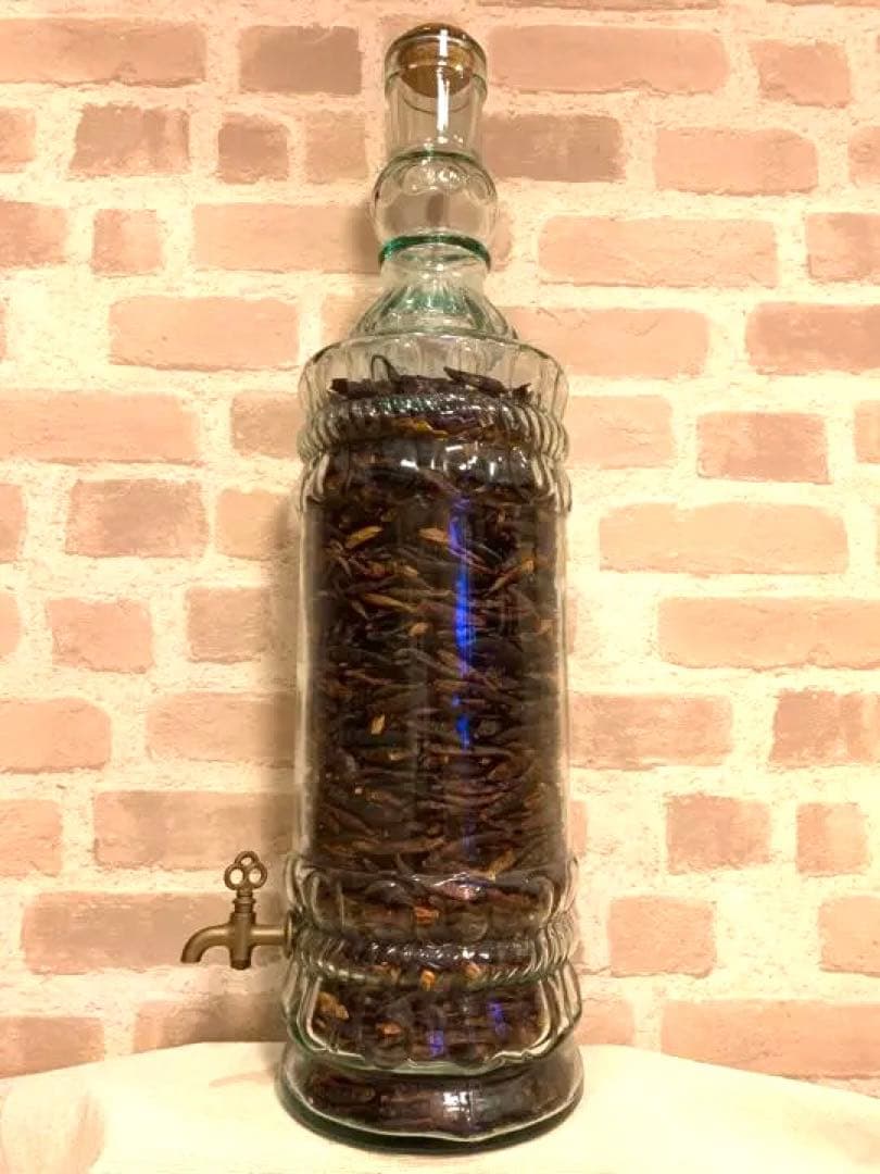 【ガラス雑貨】蛇口付き唐辛子入り瓶置物