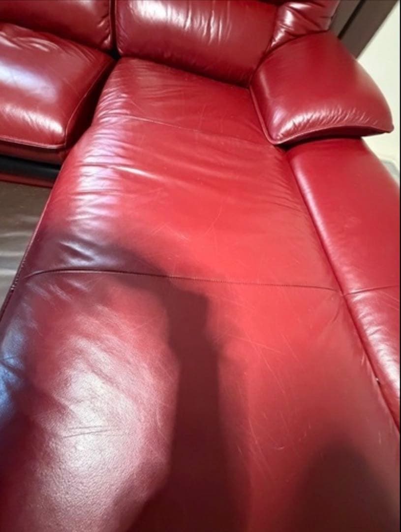 赤いレザーのL字型ソファ