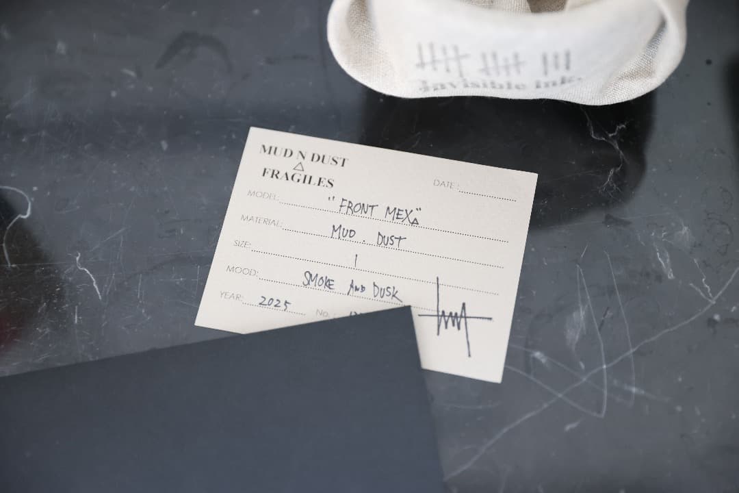 Invisible ink MUD N DUST △ FRAGILES 1