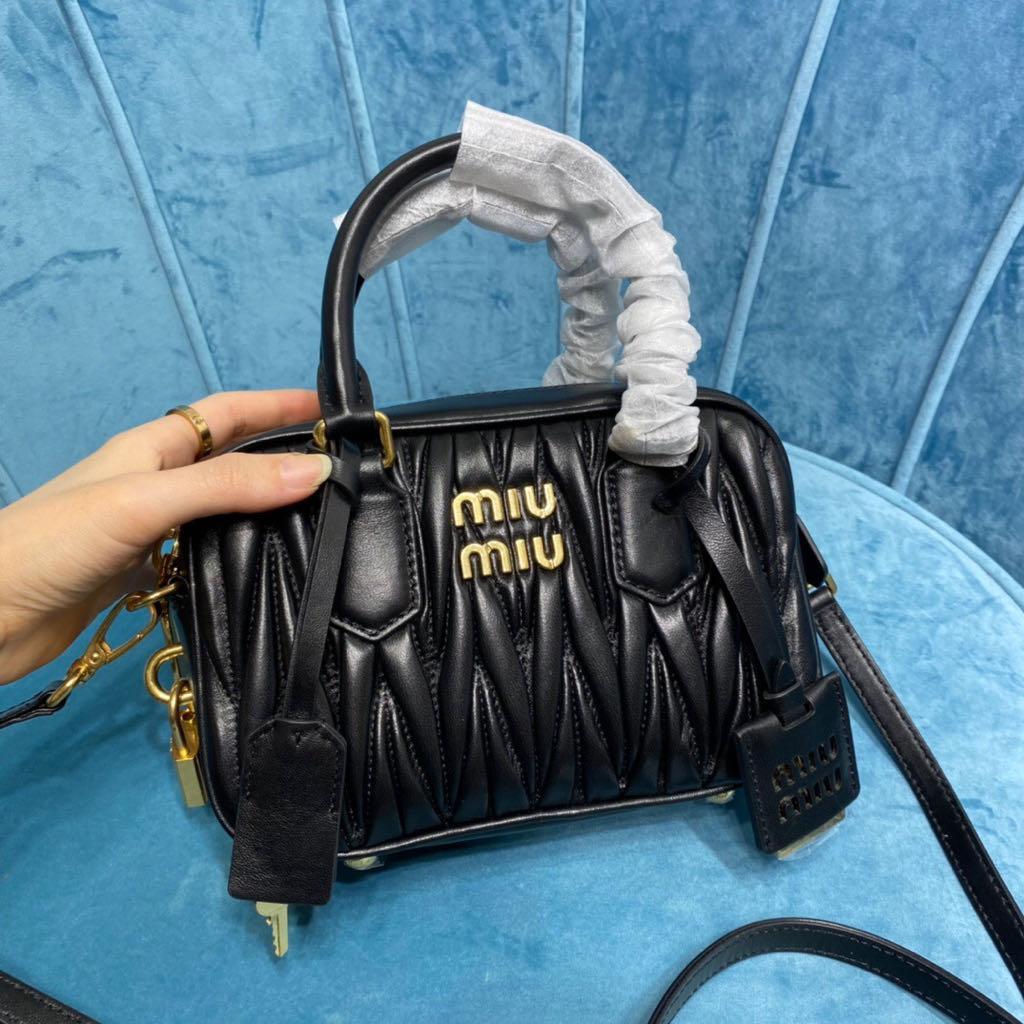 MIU MIU ハンドバッグ　ブラック