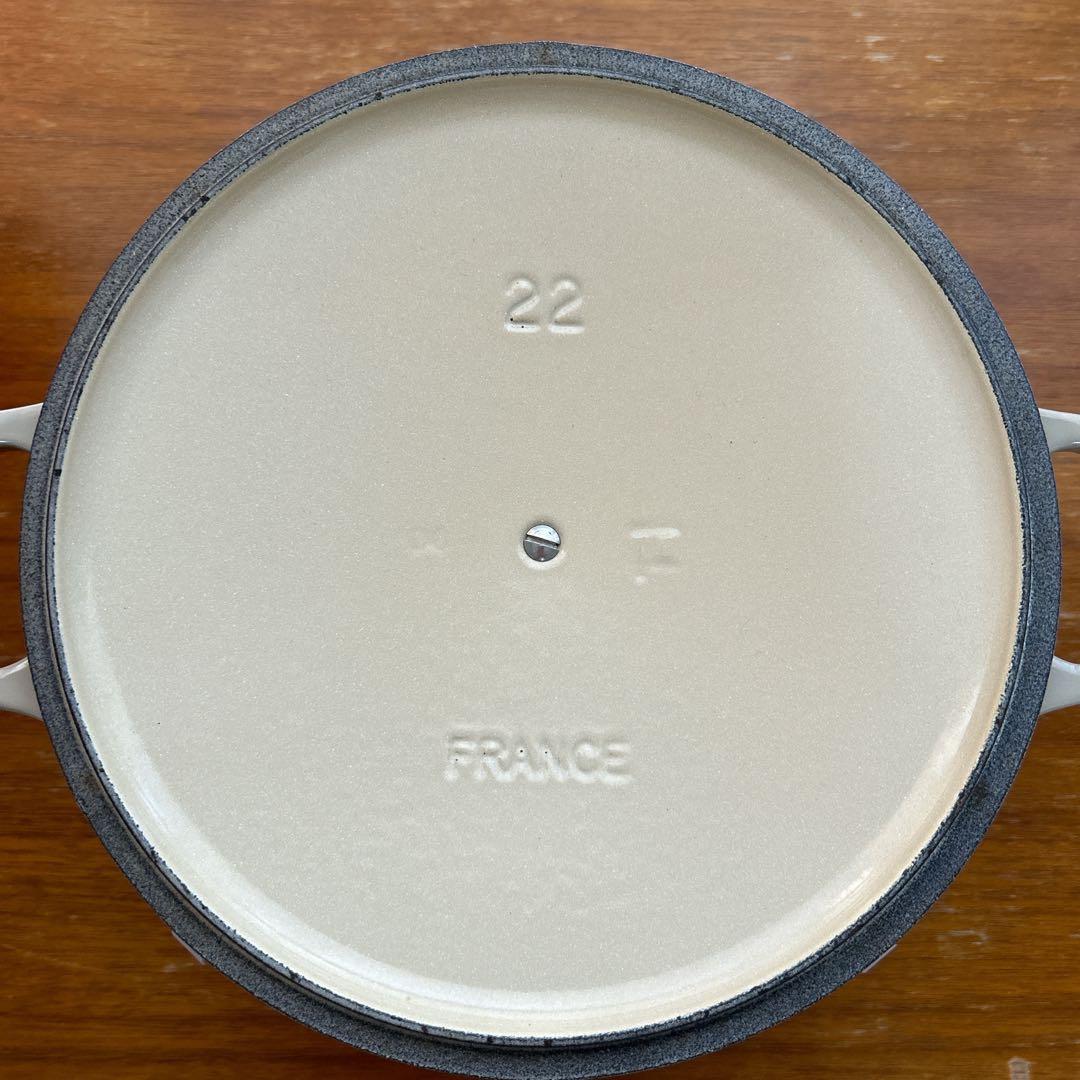 美品　ルクルーゼ LE CREUSET ココットロンド　リネン　22cm