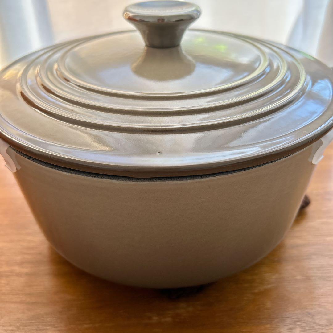 美品　ルクルーゼ LE CREUSET ココットロンド　リネン　22cm