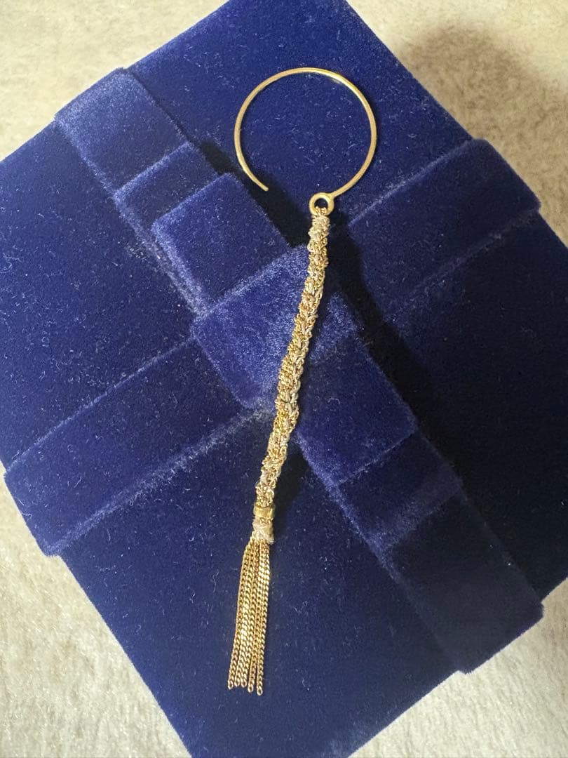 キャロリーナブッチCAROLINA BUCCIミサンガピアスベージュ（片耳のみ）