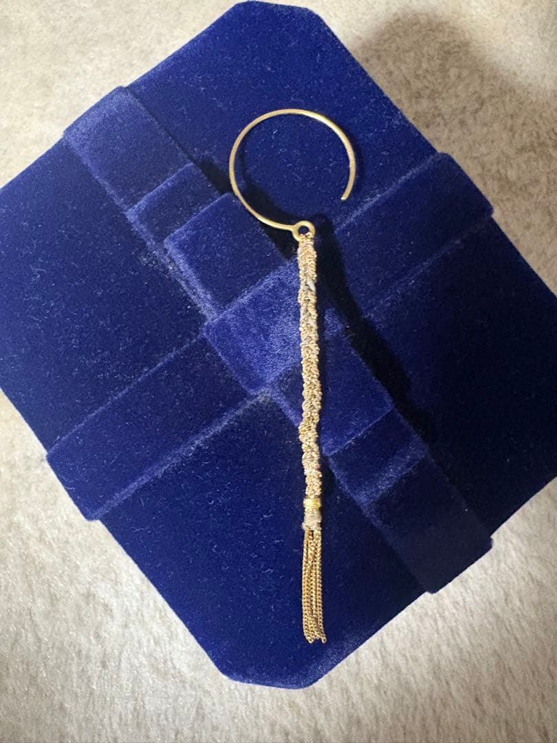 キャロリーナブッチCAROLINA BUCCIミサンガピアスベージュ（片耳のみ）