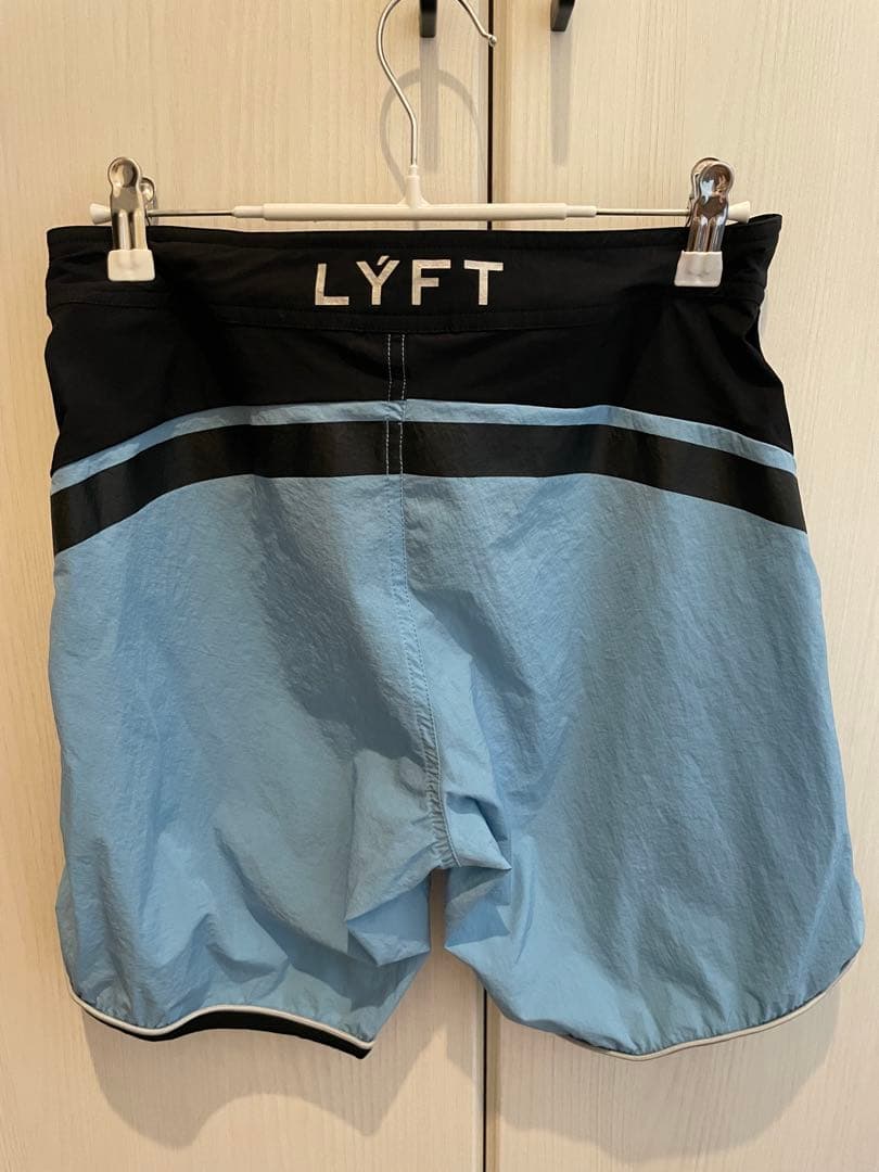 きゅーぴー　 LYFT サーフパンツ 水色・黒