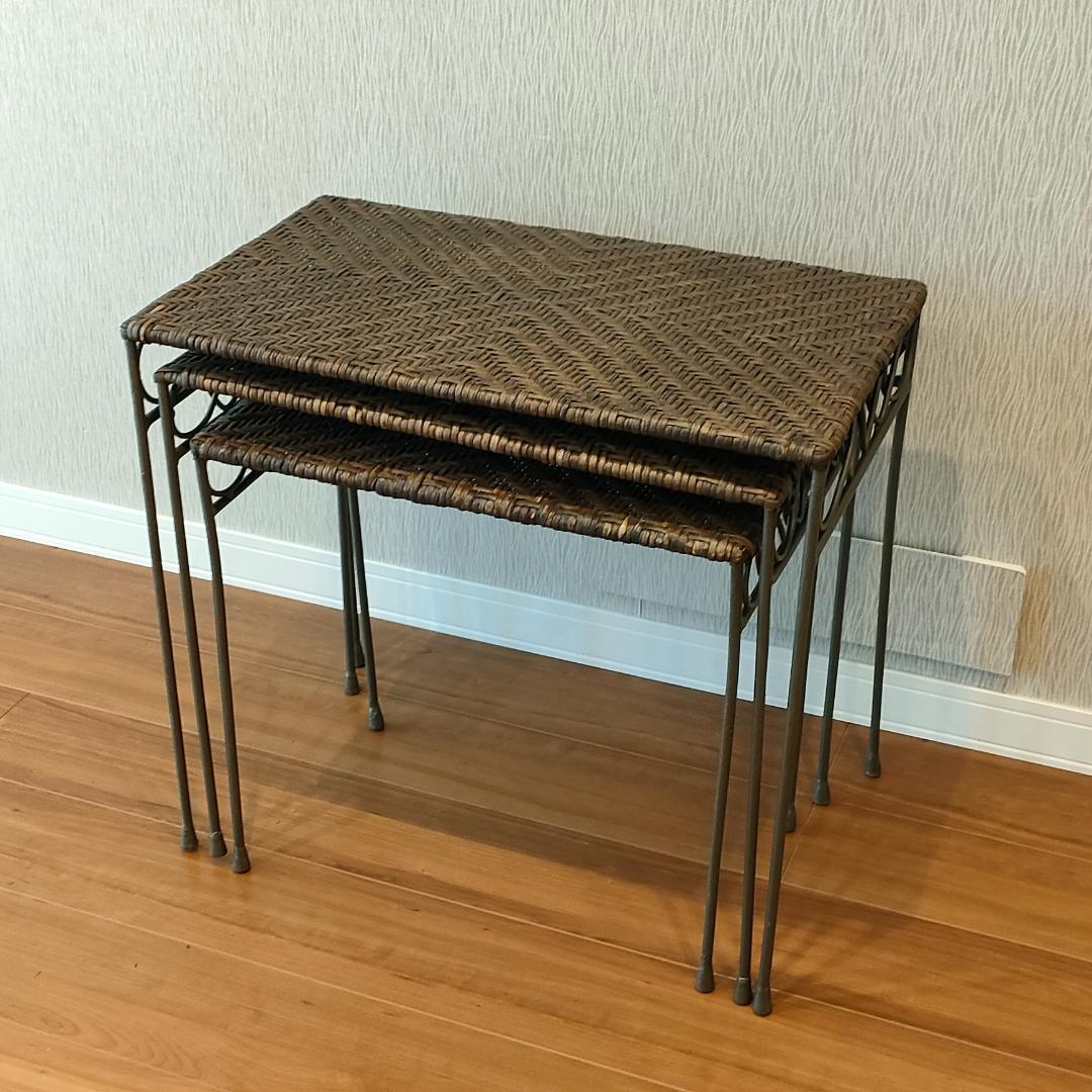 〈輸入〉ラタン　ネストテーブル　アイアンフレーム　サイドテーブル