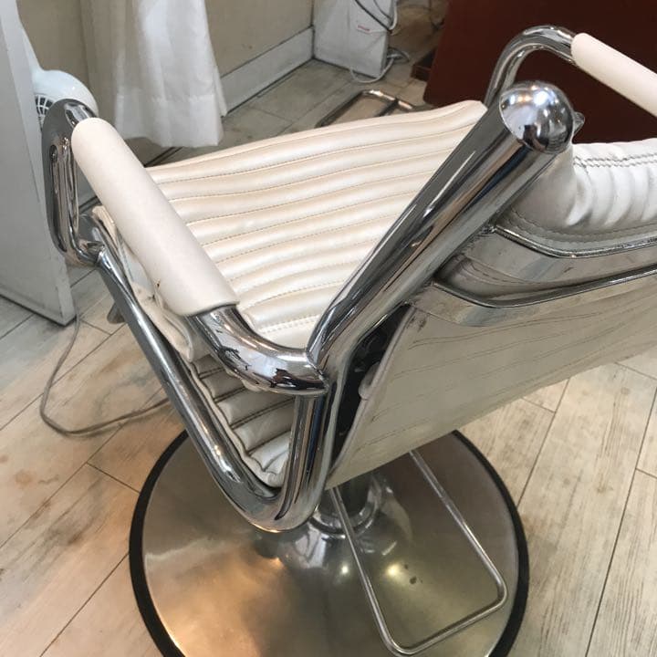 タカラの美容椅子１台（もう１台・有ります計２台）