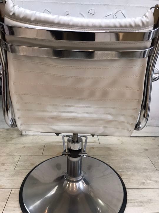 タカラの美容椅子１台（もう１台・有ります計２台）