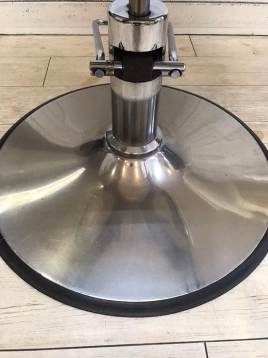 タカラの美容椅子１台（もう１台・有ります計２台）