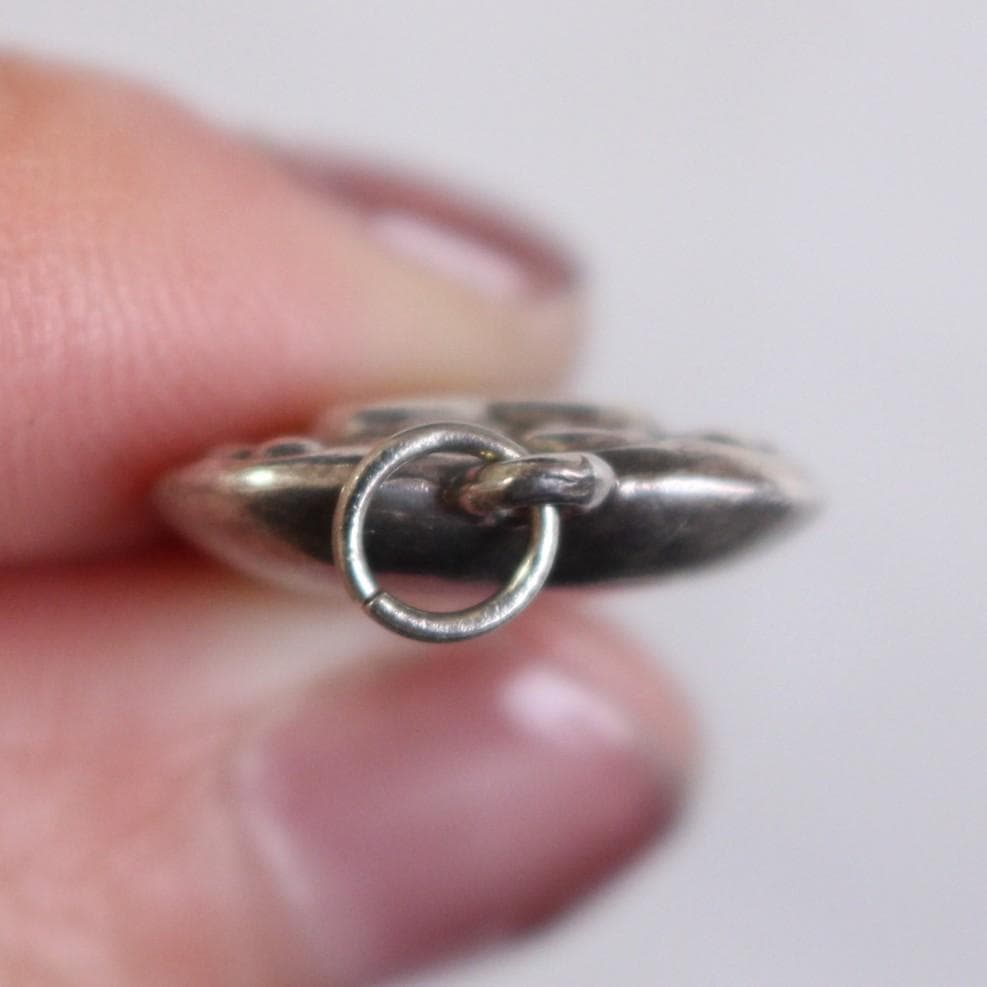 40s　スウィートハートジュエリー 　唐草 古着　渦巻　チャーム 波　NAVY