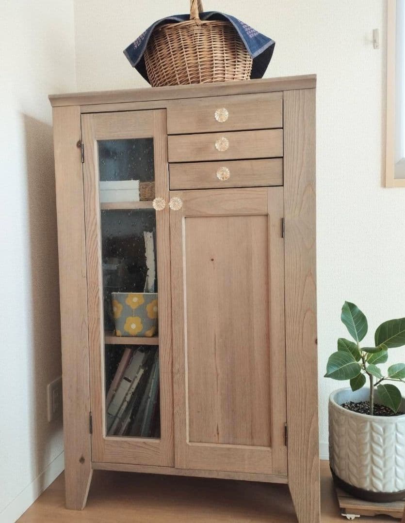 ★素朴な古い木肌のハイチェスト・気泡ガラス入りの扉・ガラス取っ手・北欧／節あり