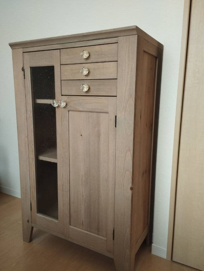 ★素朴な古い木肌のハイチェスト・気泡ガラス入りの扉・ガラス取っ手・北欧／節あり