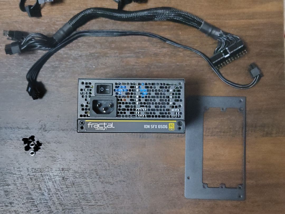 Fractal Design ION SFX 650G 電源ユニット