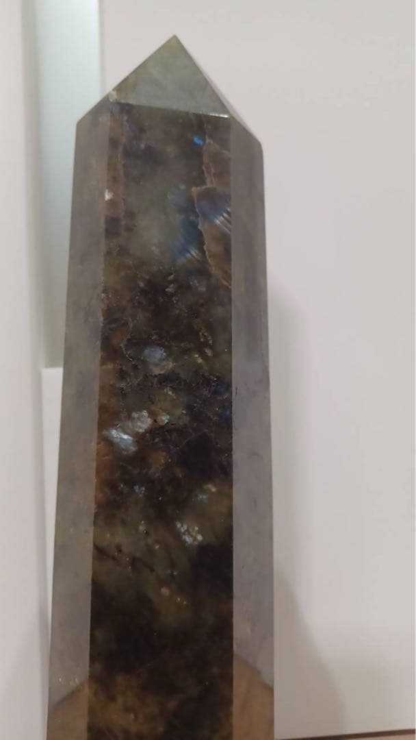 天然石　ラブラドライト 六角柱 ポイント 1.6kg 台座付き