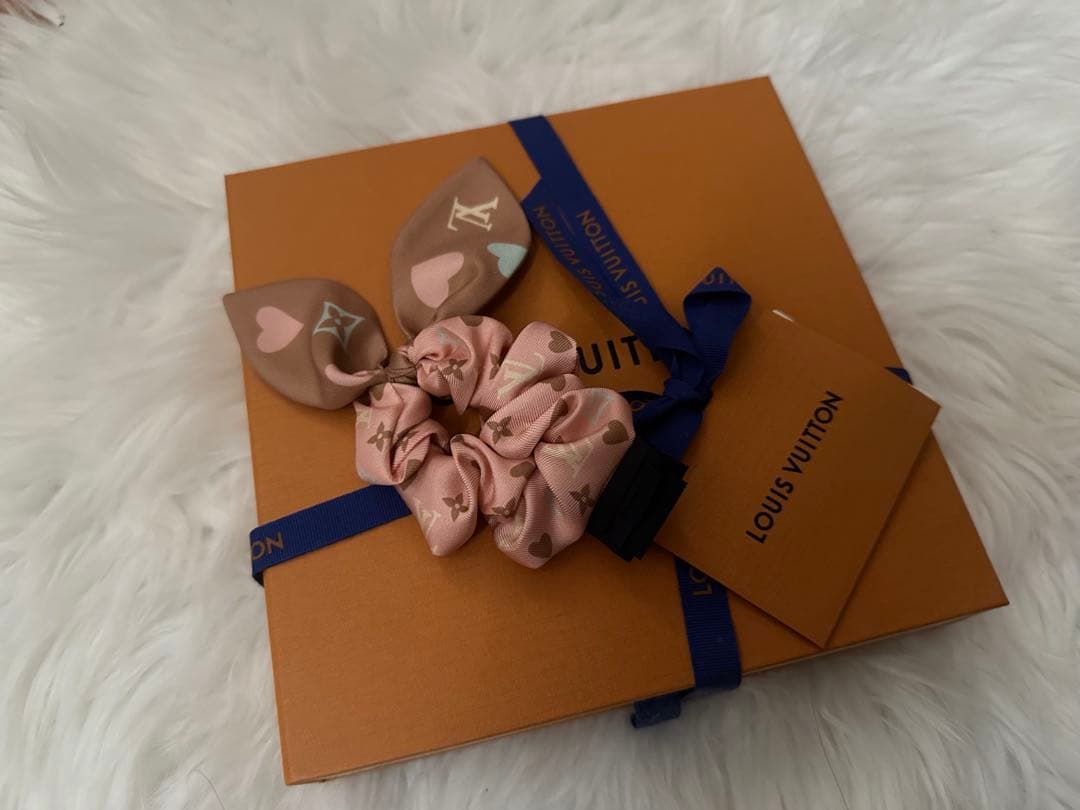 LOUIS VUITTON ハート柄シュシュ