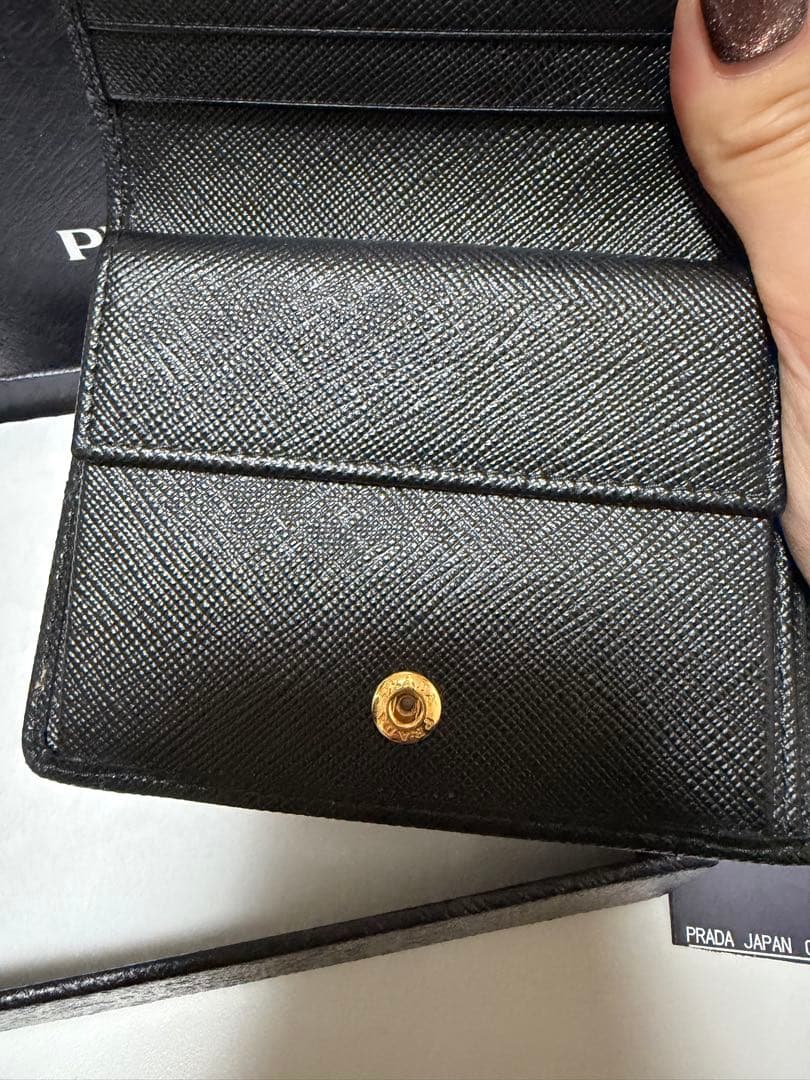 美品PRADA 二つ折り財布 黒 ナイロン　ゴールドロゴ