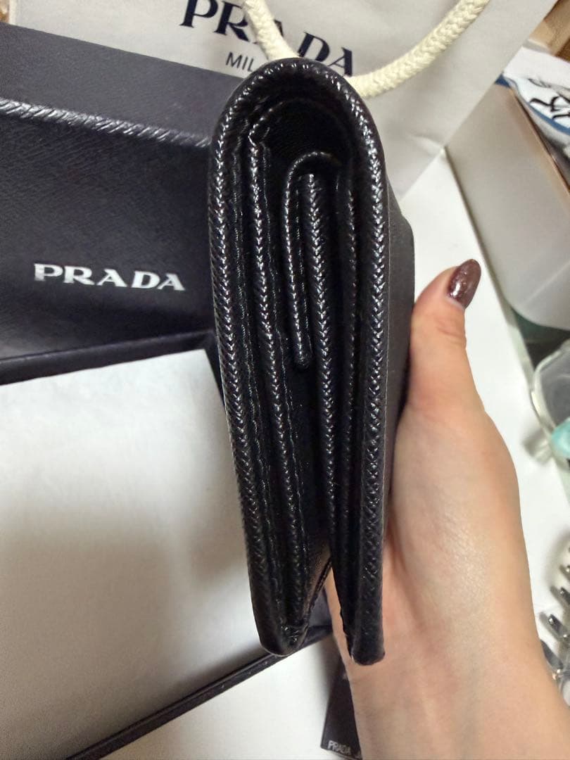 美品PRADA 二つ折り財布 黒 ナイロン　ゴールドロゴ