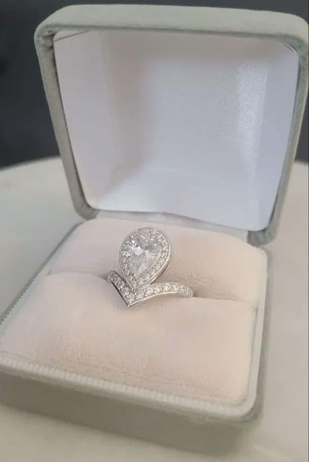 ティアラリング　指輪　モアサイト　リング