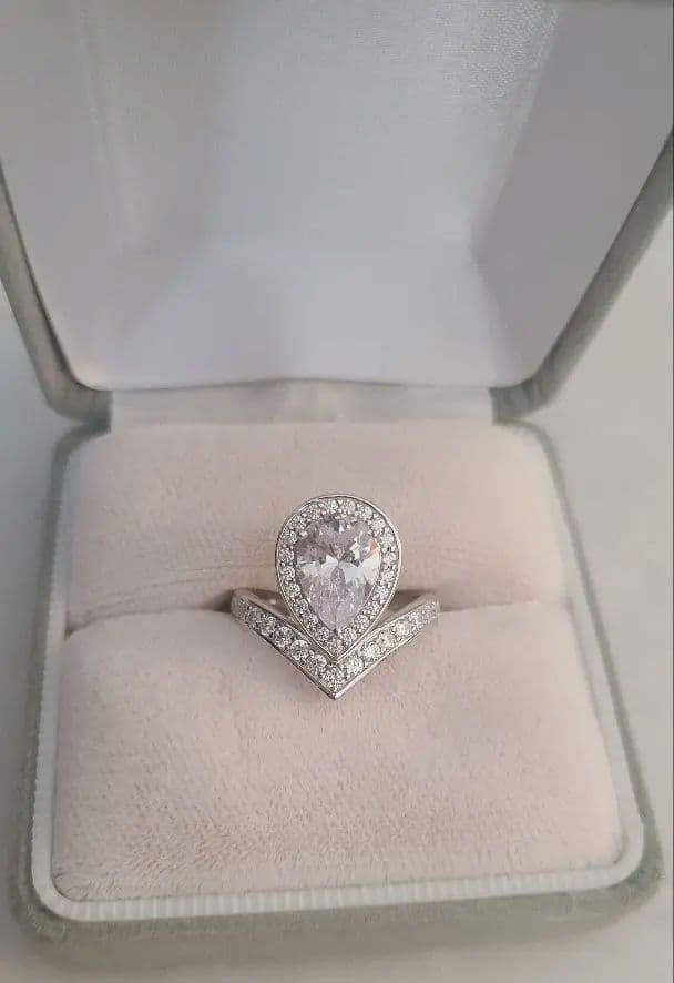 ティアラリング　指輪　モアサイト　リング