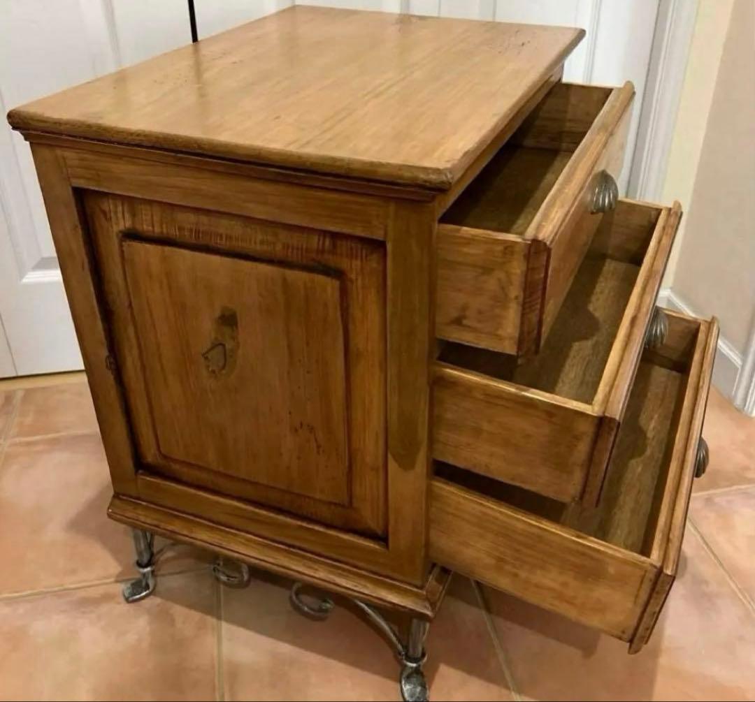 ✨アンティーク調な三段チェスト ✨脚は希少なアイアン製★シェルハンドル