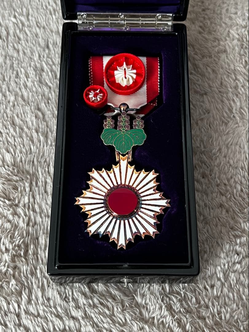 美品【勲章】勲四等旭日小綬章　略章　共箱