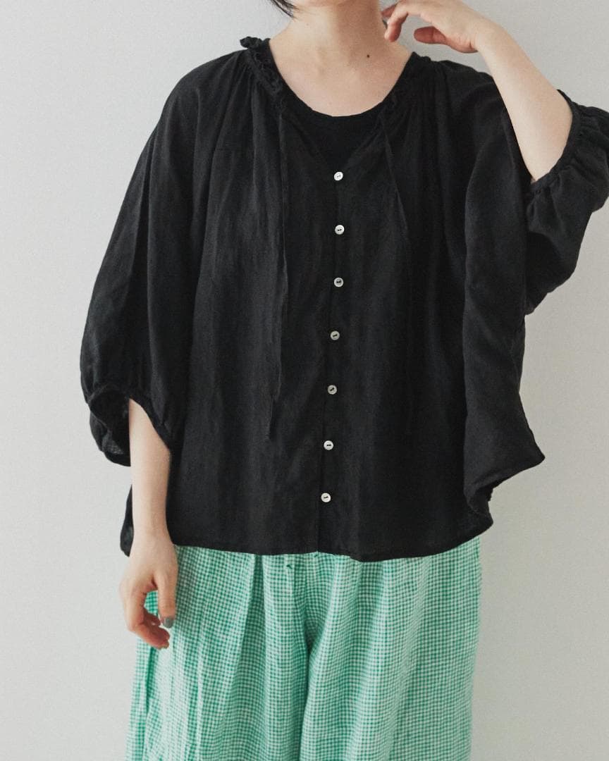 完売品 ネストローブ リネンVネックフリルブラウス 黒 ウォッシャブル