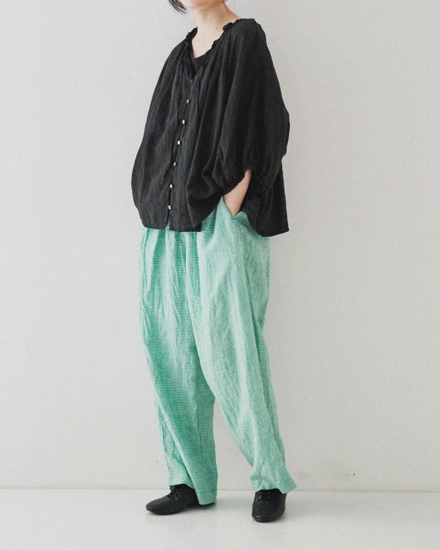 完売品 ネストローブ リネンVネックフリルブラウス 黒 ウォッシャブル