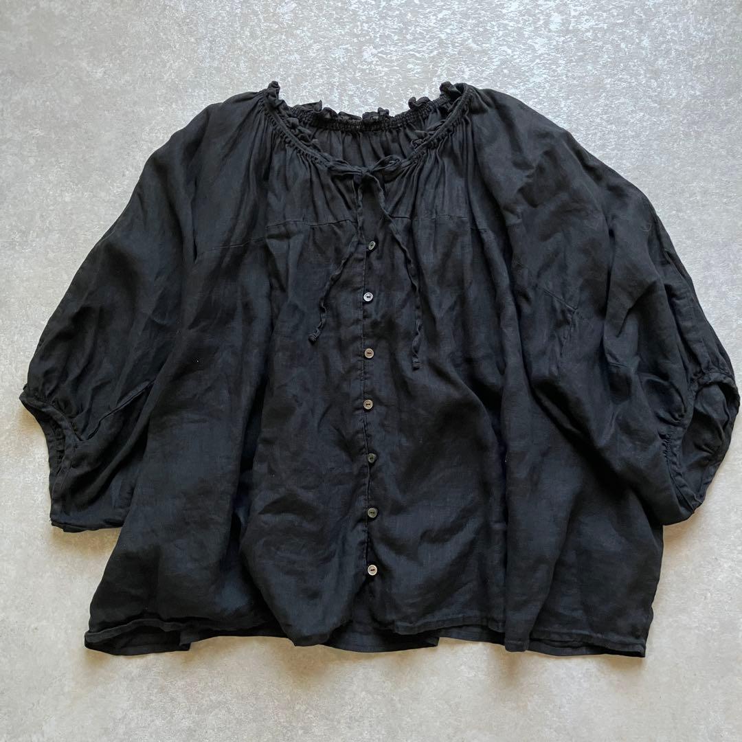 完売品 ネストローブ リネンVネックフリルブラウス 黒 ウォッシャブル