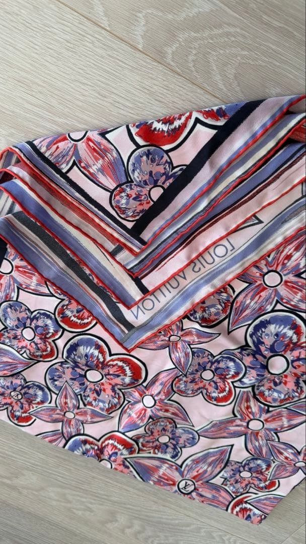 ルイ・ヴィトン 花柄スカーフ 約90cm x 90cm