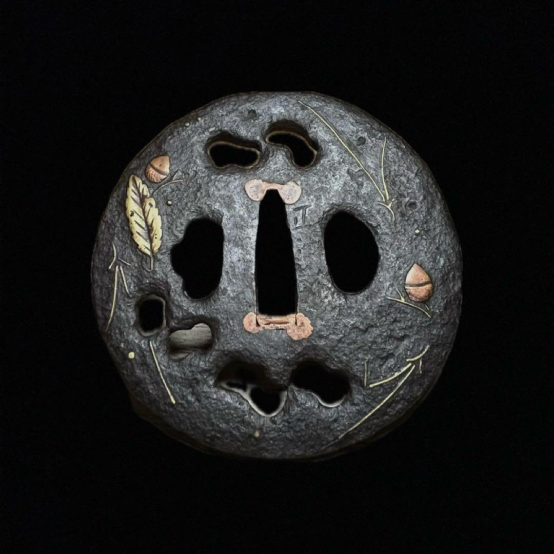 鸛《GW限定出品》本歌江戸期 正阿弥無銘金象嵌松葉どんぐり図透かし丸型鍔 桐箱付