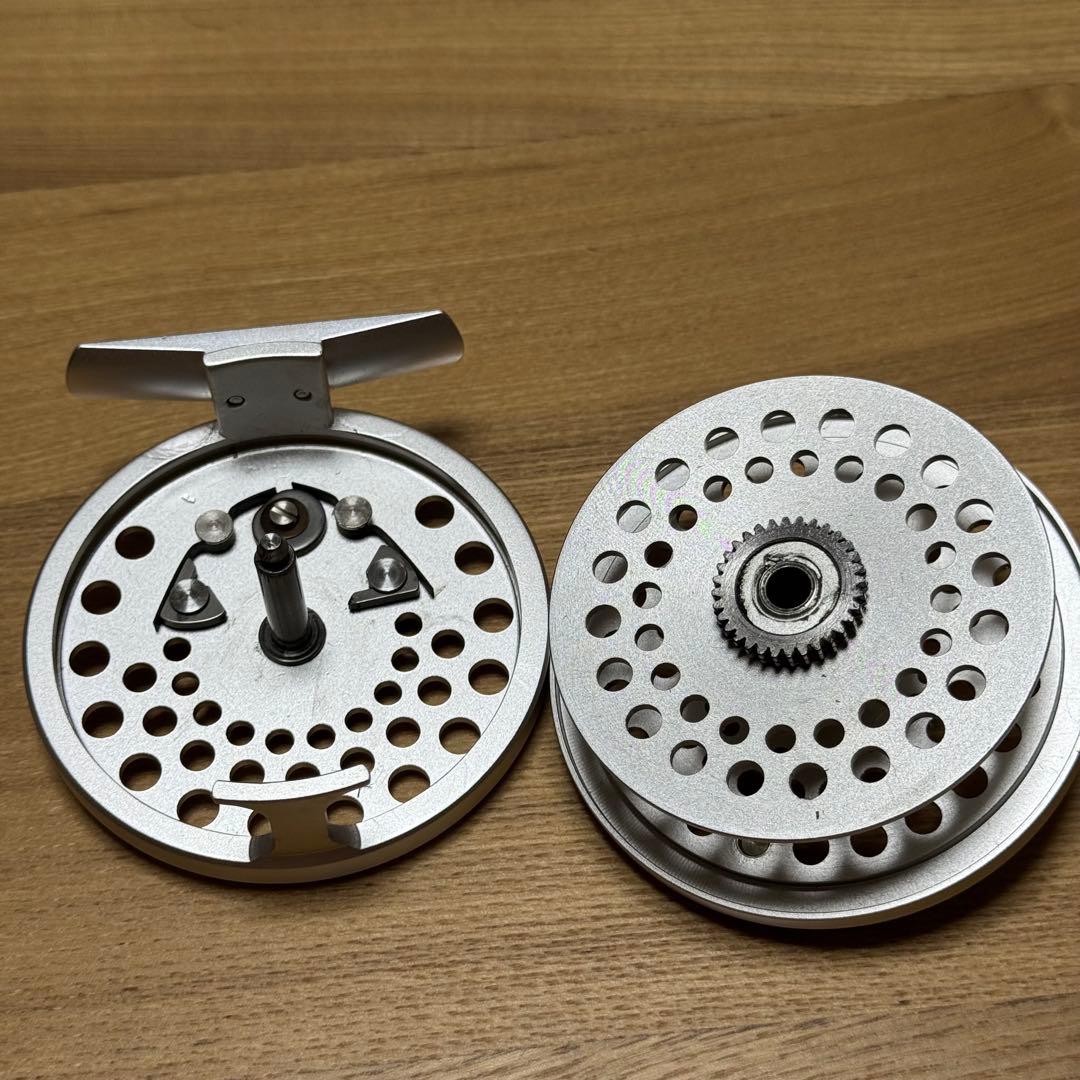 CANTATA 2300 フライリール シルバー