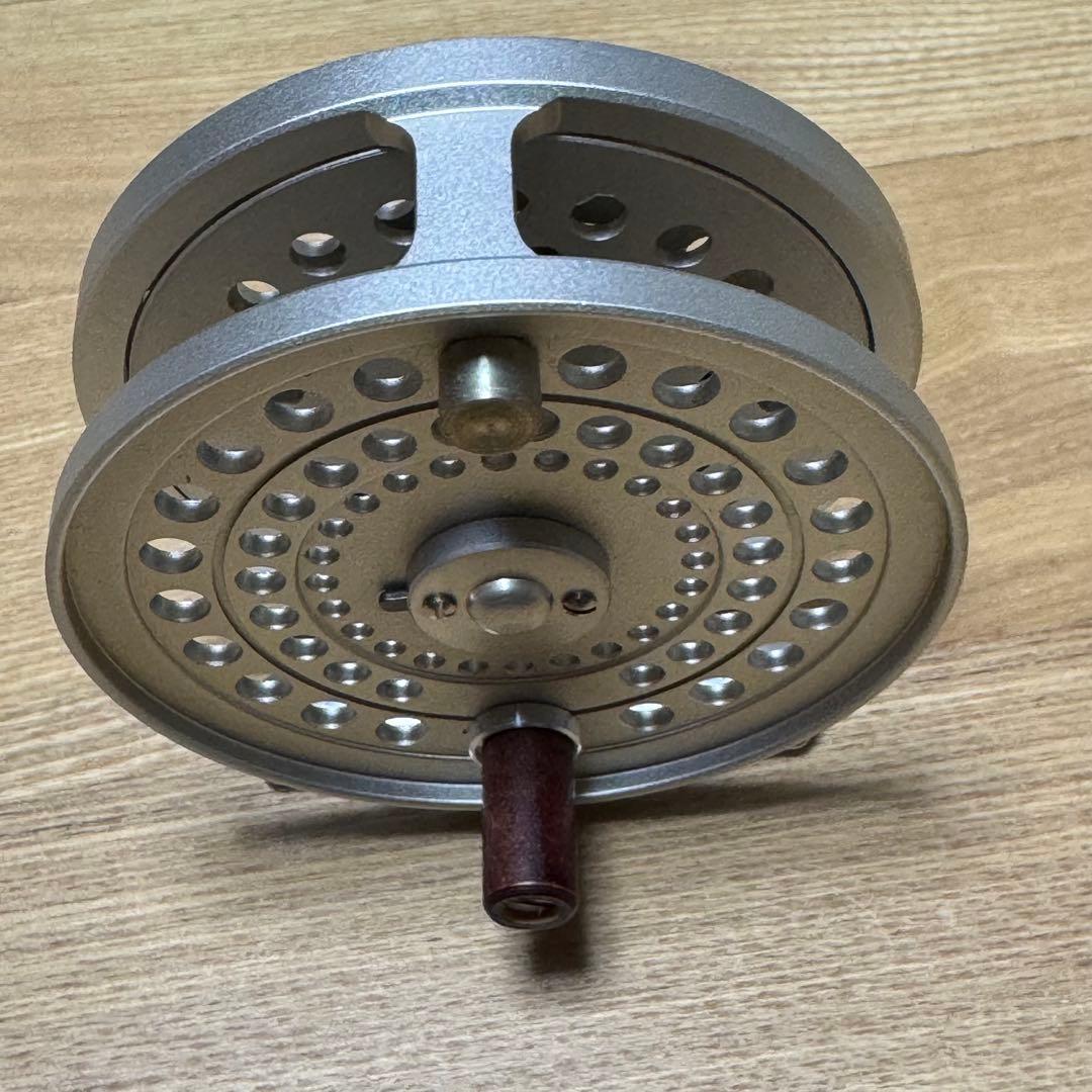 CANTATA 2300 フライリール シルバー