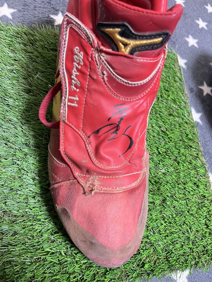 東北楽天ゴールデンイーグルス　岸投手　実使用　直筆サイン入りスパイク