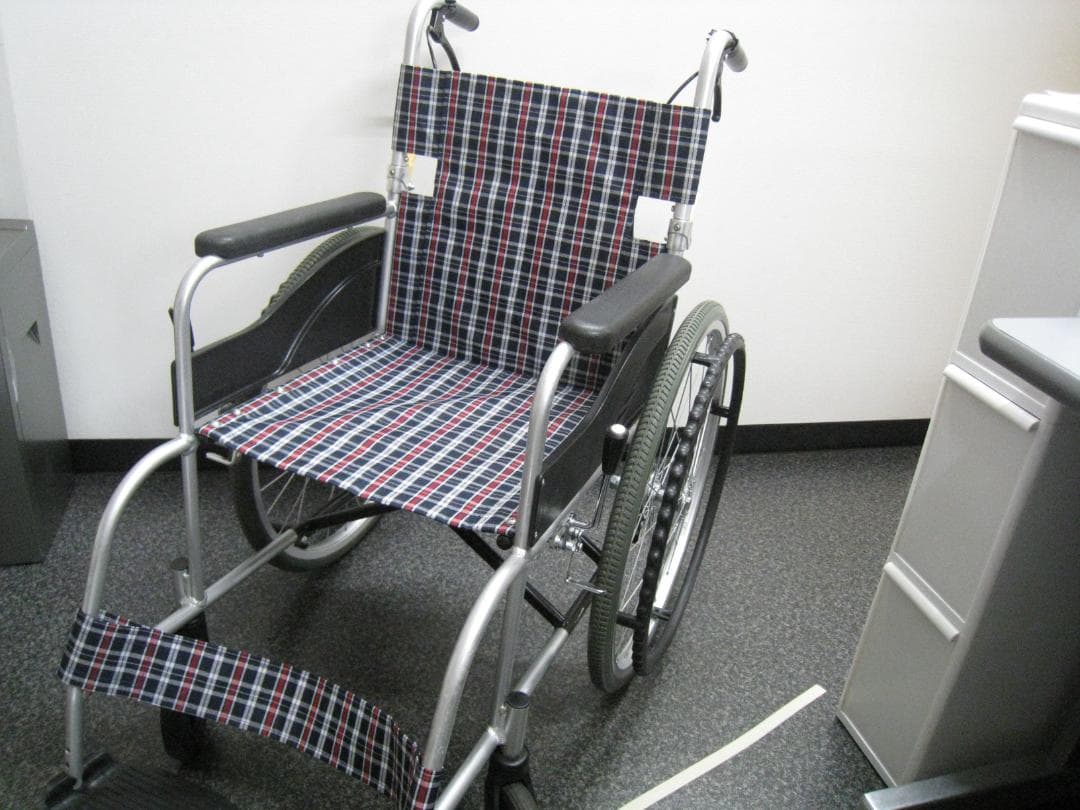 【送料無料】自走式車椅子 ノーパンク 日進医療器 NEO-1　⑭