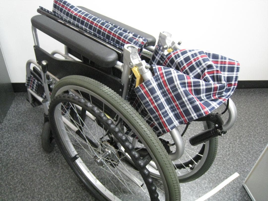 【送料無料】自走式車椅子 ノーパンク 日進医療器 NEO-1　⑭