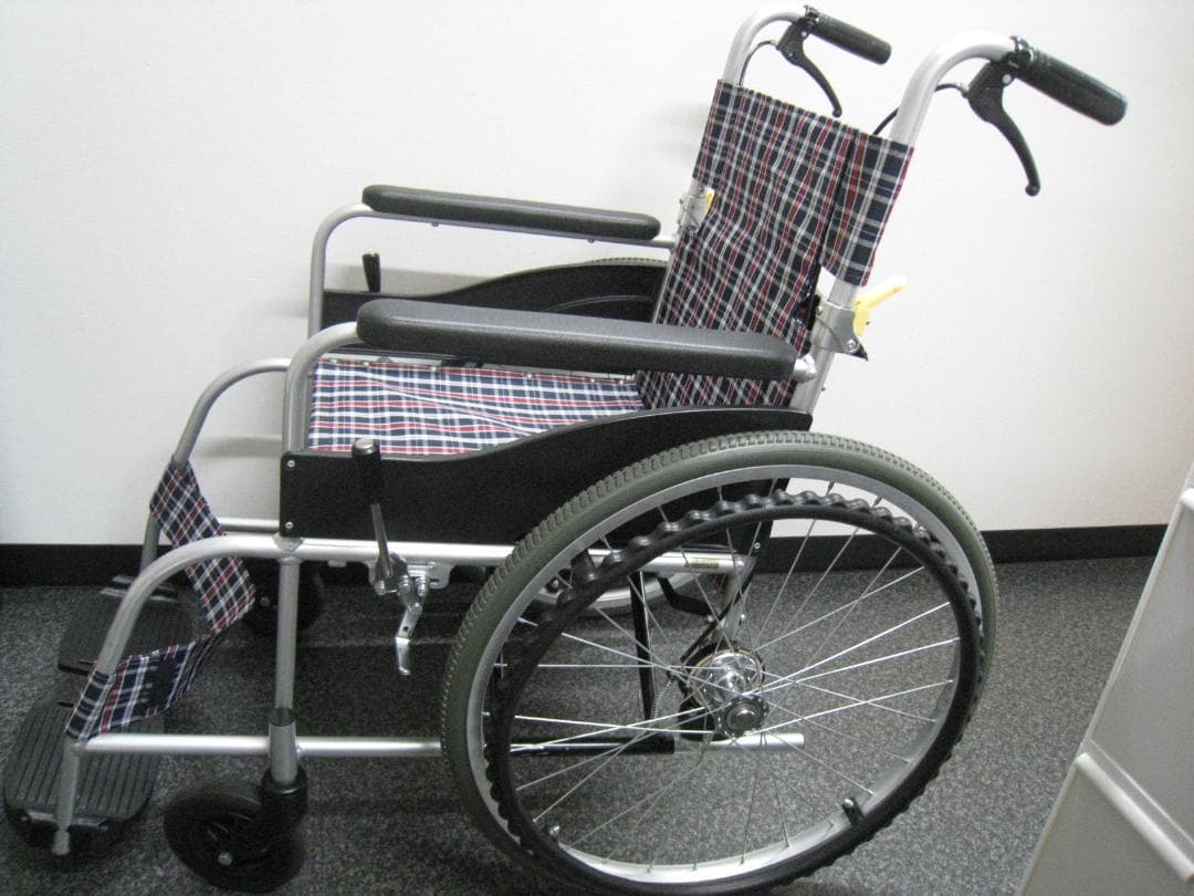 【送料無料】自走式車椅子 ノーパンク 日進医療器 NEO-1　⑭