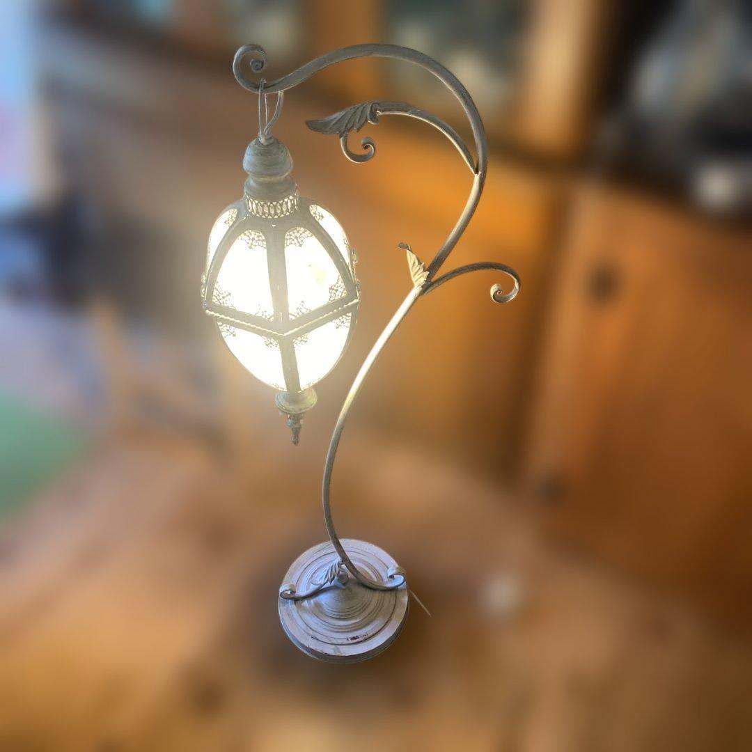 装飾的なフロアスタンド ホワイトゴールド　アンティーク調　ロココ調　姫系