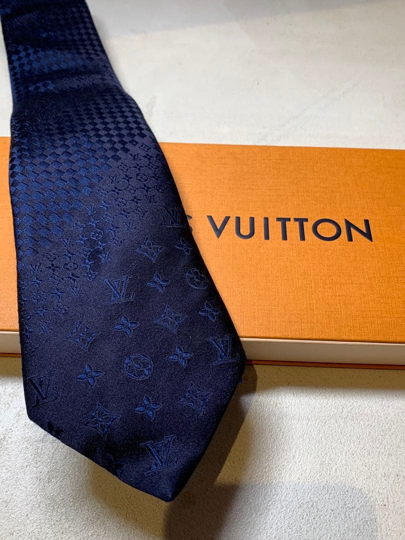 【極美品】LOUIS VUITTONネイビー　ネクタイ シルク100%