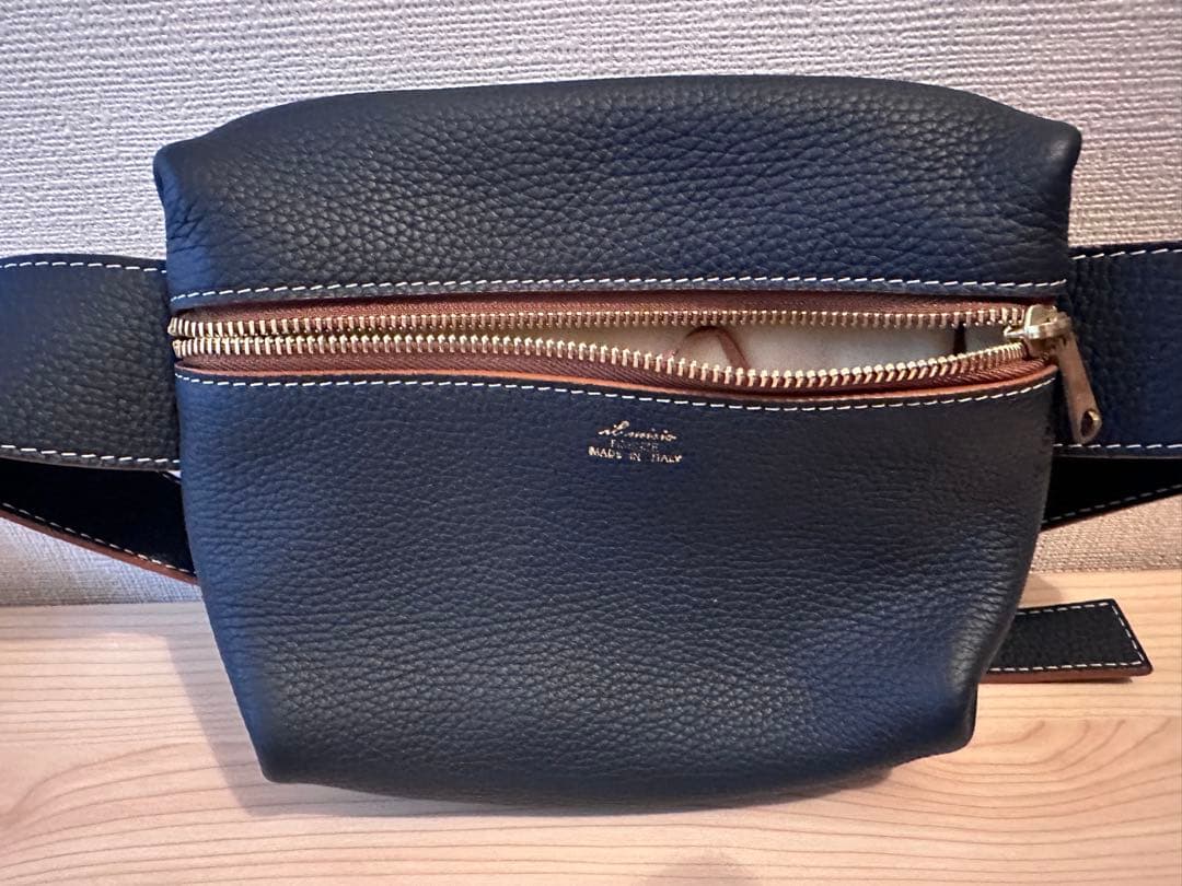 イルミーチョ　　 ネイビー レザー ボディバッグ