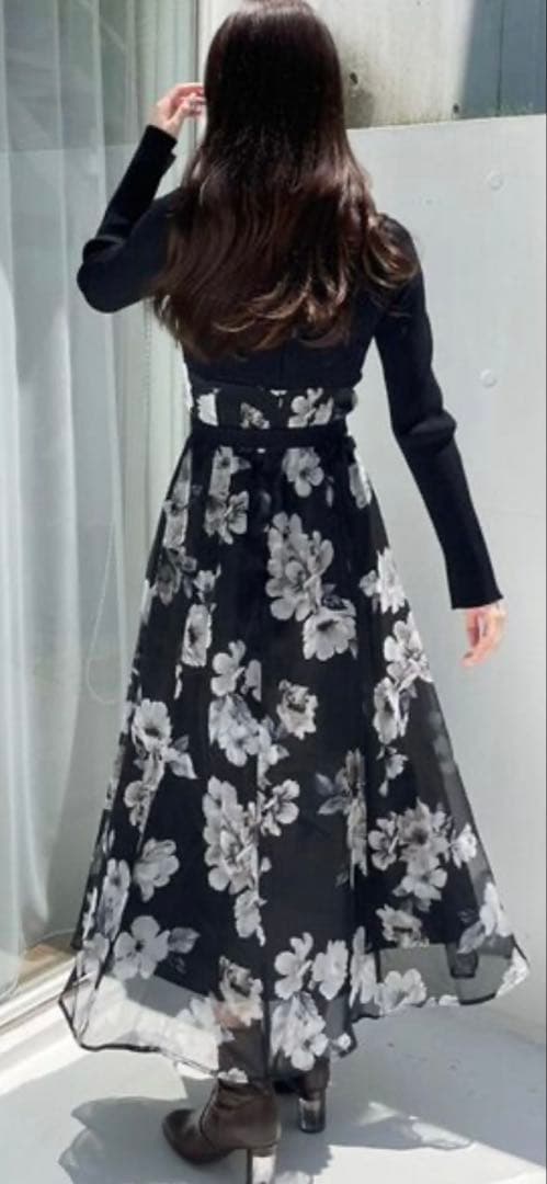 MERCURY DUO 黒と白の花柄エレガントワンピース