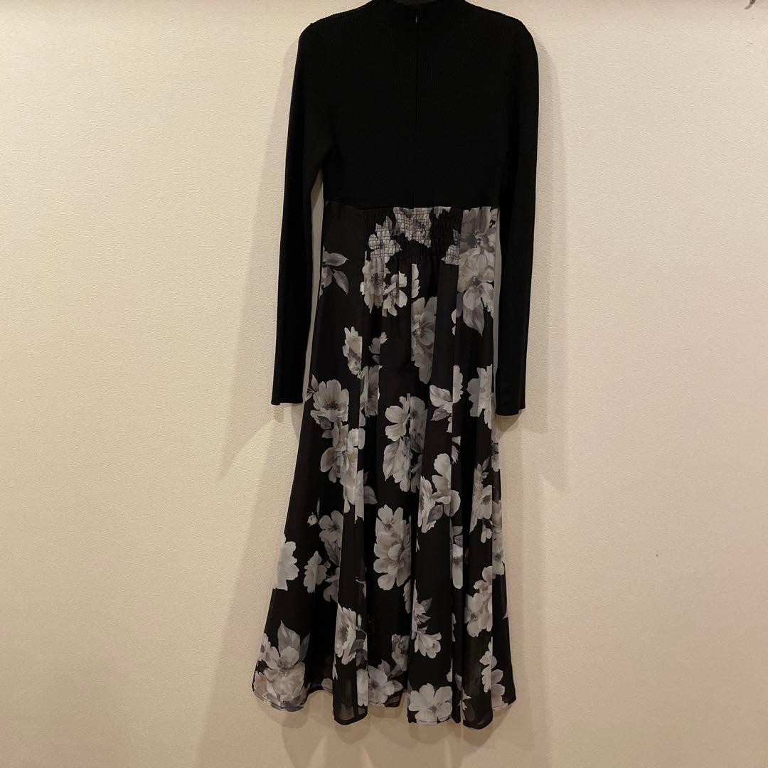 MERCURY DUO 黒と白の花柄エレガントワンピース