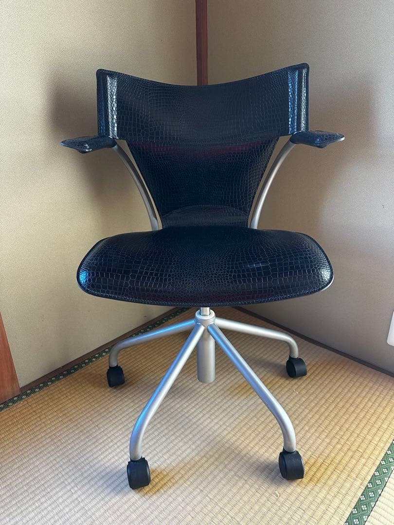 早い者勝ち！カリモク 合成皮革 デスクチェア黒　ニュークロコ ブラック d575