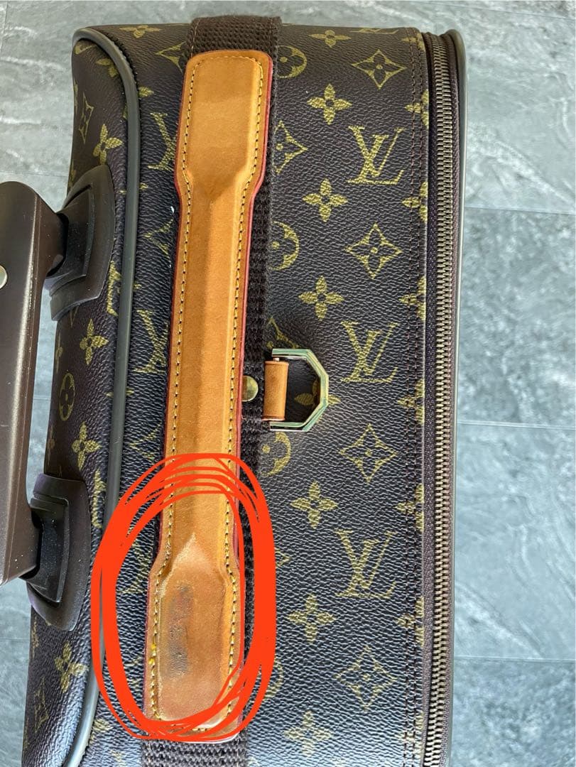 Louis Vuittonのモノグラムデザインの中型キャリーケース
