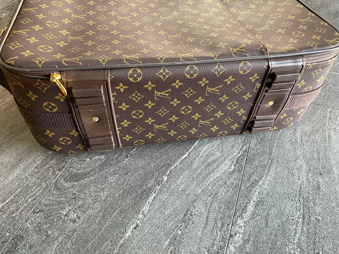 Louis Vuittonのモノグラムデザインの中型キャリーケース