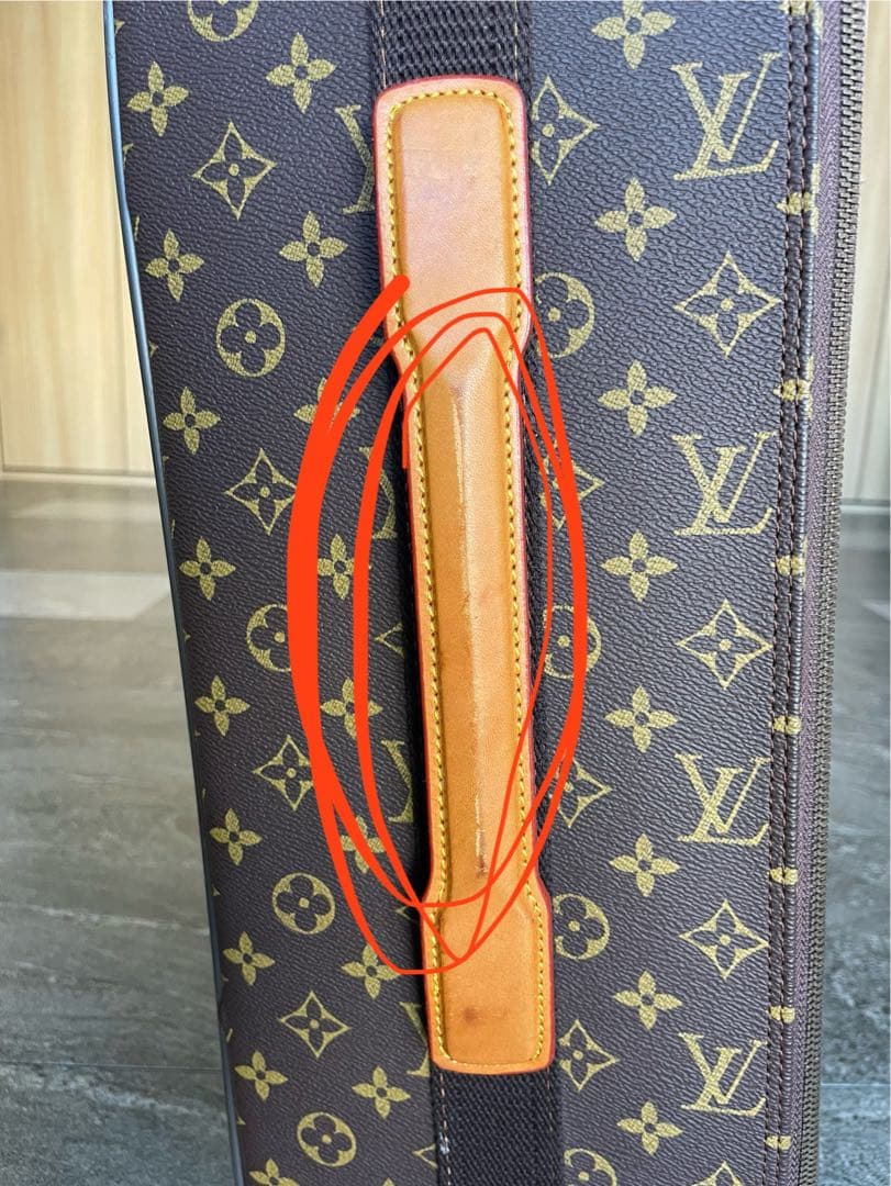 Louis Vuittonのモノグラムデザインの中型キャリーケース