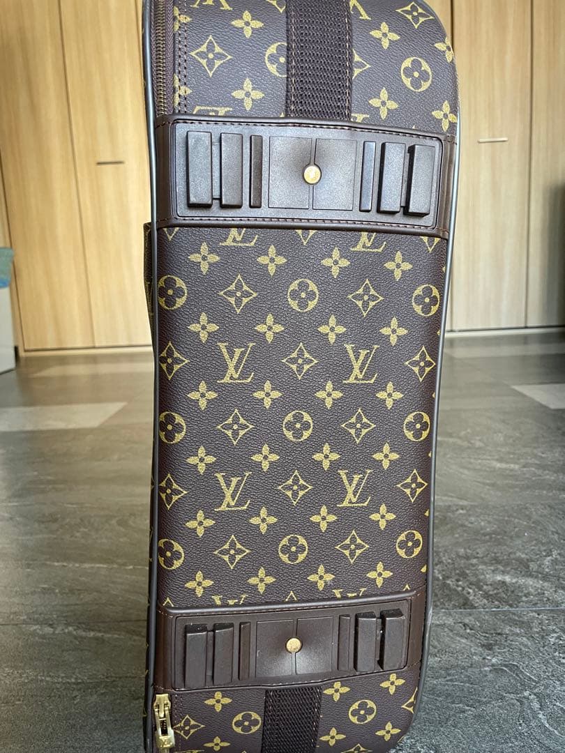 Louis Vuittonのモノグラムデザインの中型キャリーケース