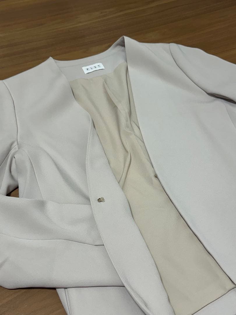 PLSTプラステ 大きいサイズXXL セットアップ ノーカラー アイボリー