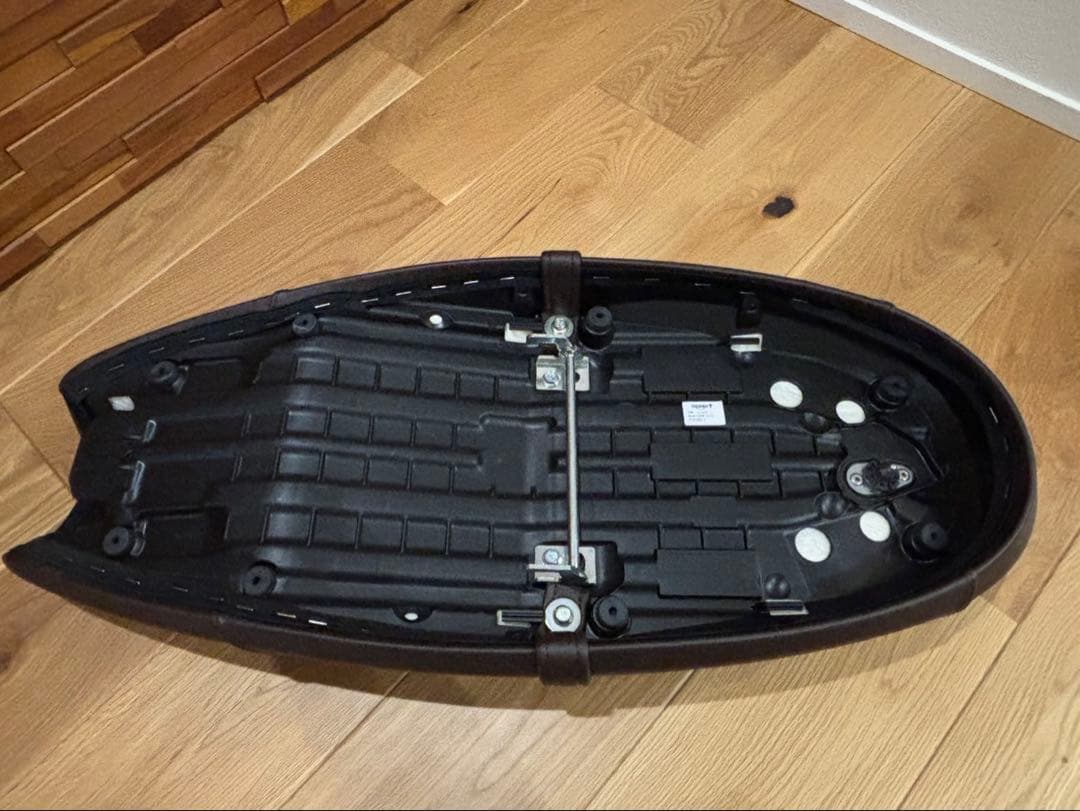 トライアンフ　ボンネビル　純正シート